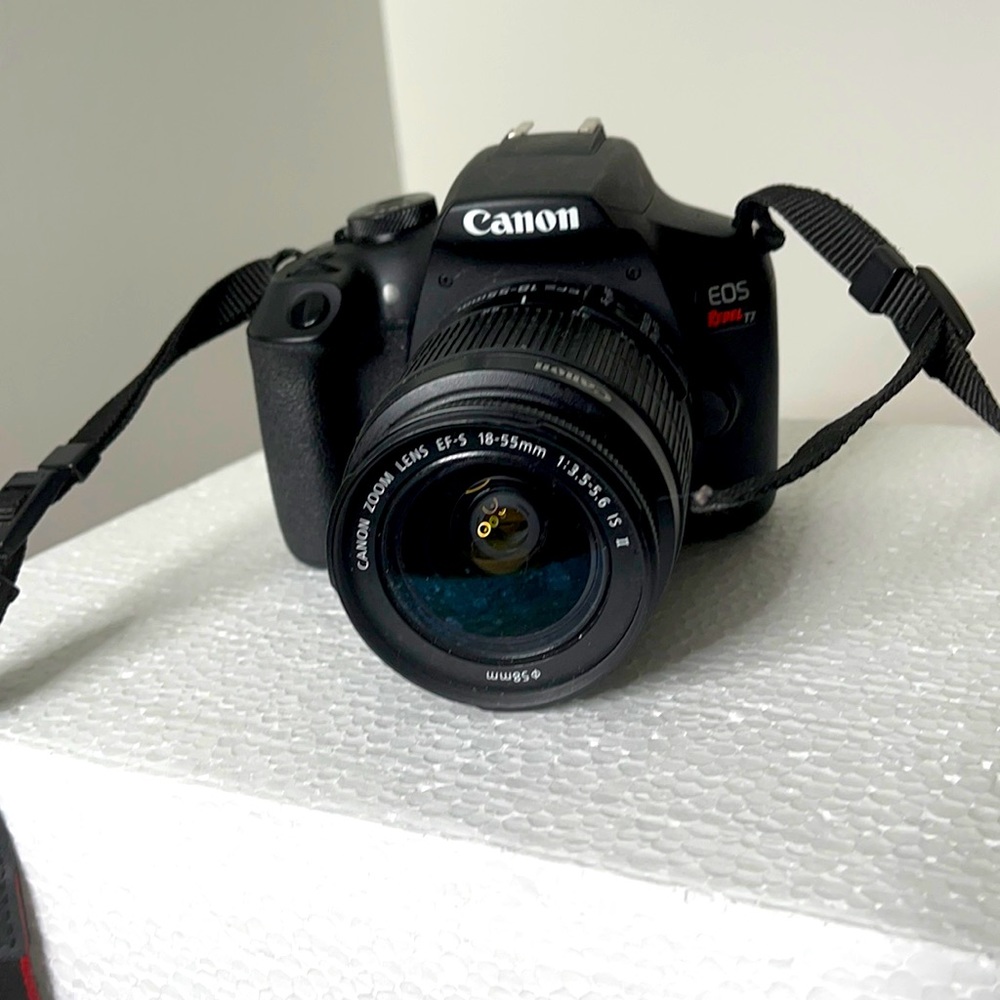 Canon EOS Rebel T7 (Does not cut on) 
Needs to be repaired.